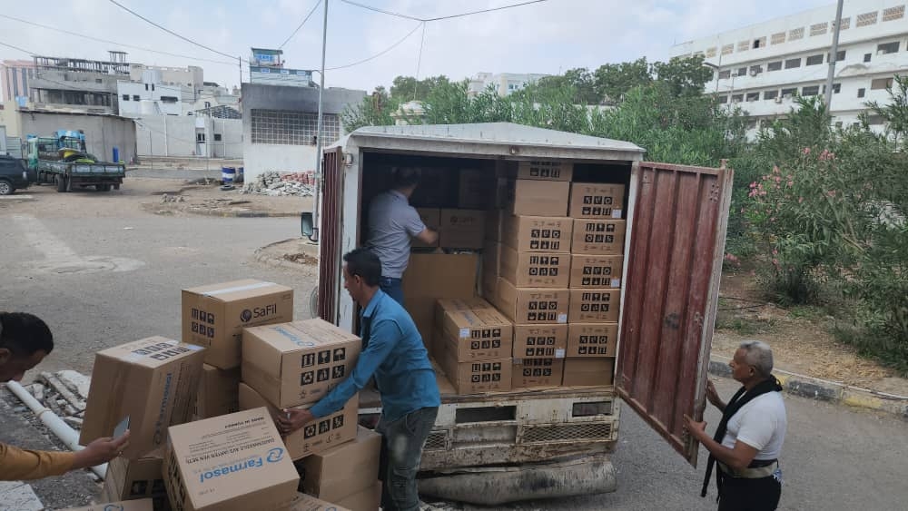 طارق صالح يستجيب لمناشدات مرضى الفشل الكلوي في عدن بتوفير محاليل الغسيل