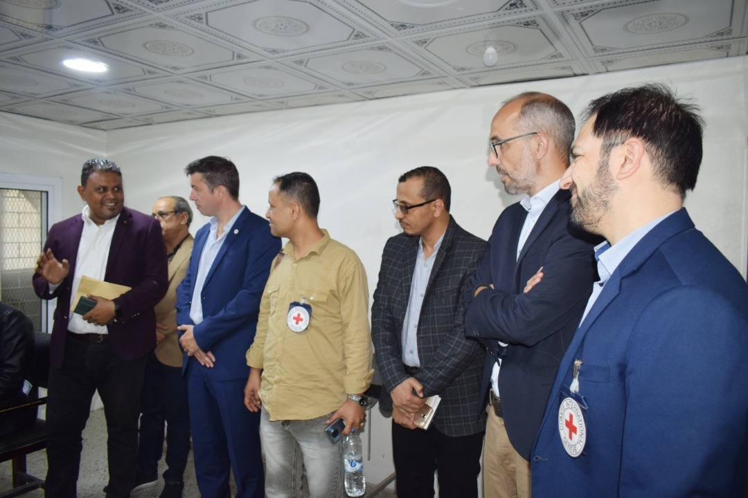 وفد من الصليب الأحمر الدولي يزور مركز الأطراف الصناعية بتعز