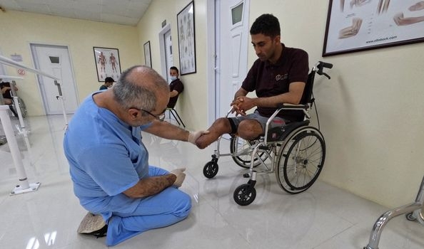 ثلاثون جريحاً يمنياً يتلقون التأهيل الحركي في المركز العربي للأطراف الصناعية بـ عمان
