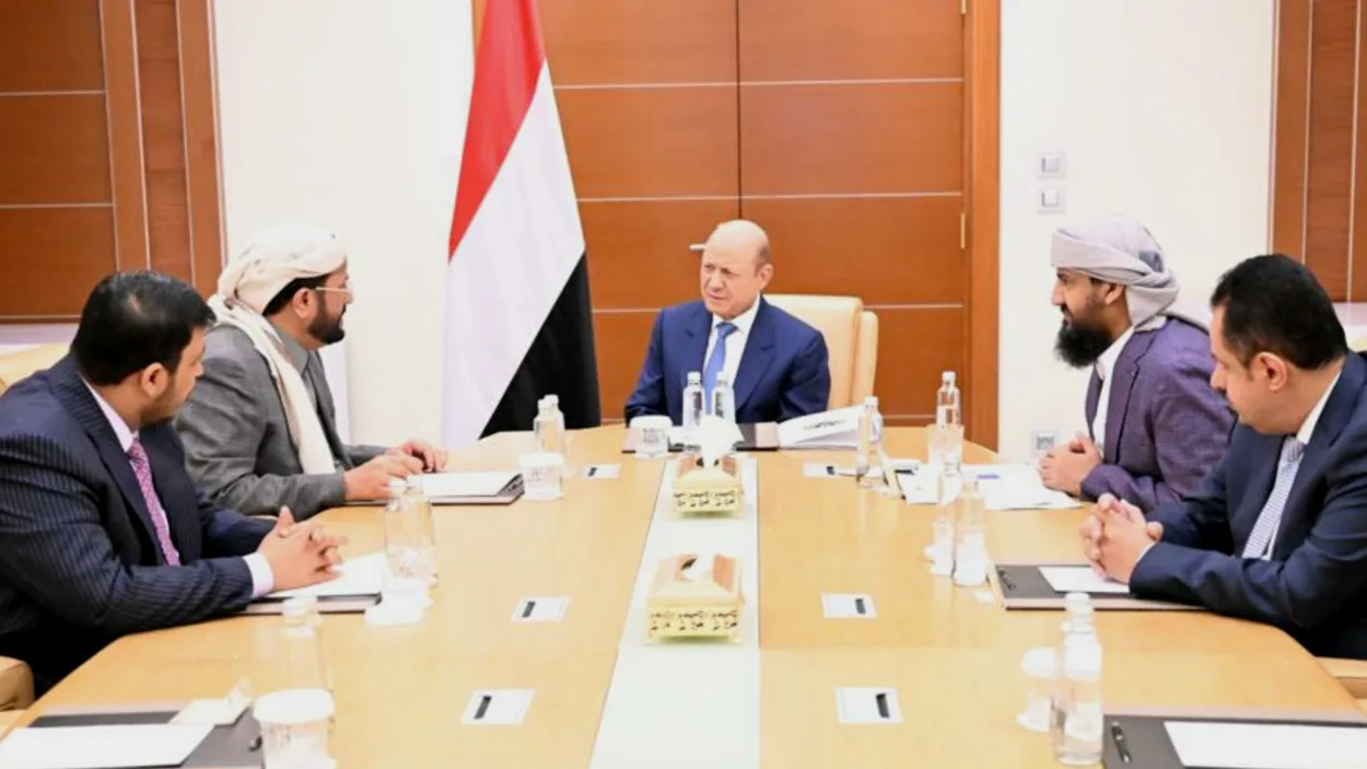 العليمي يشكل خلية أزمة لوقف تدهور الريال اليمني