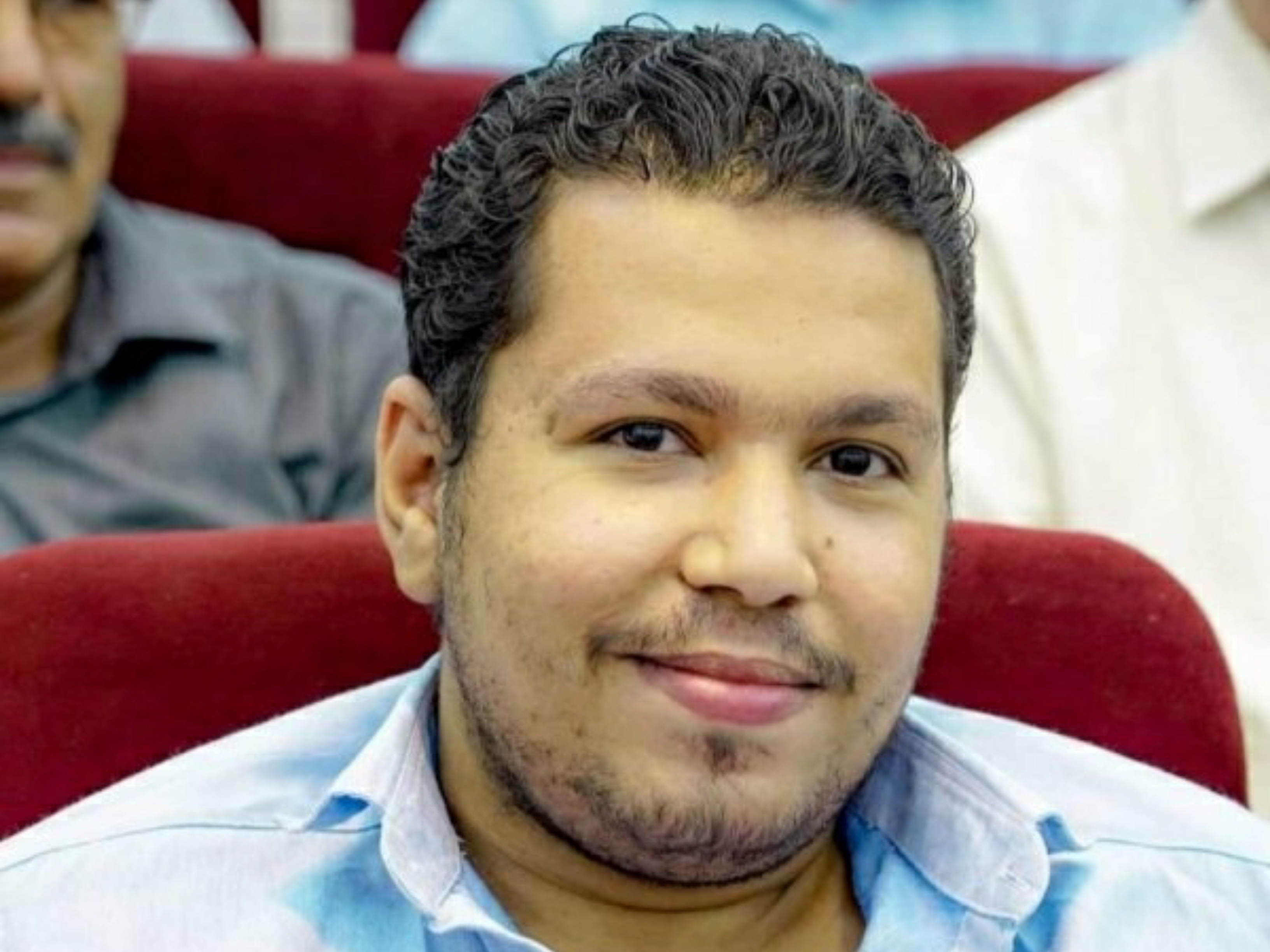 تأجيل جلسة محاكمة الصحفي "أحمد ماهر" المعتقل في سجون الانتقالي للمرة السابعة