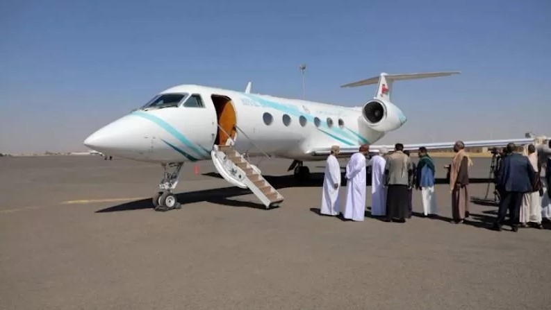 الوفد العماني ينهي زيارته إلى صنعاء والحوثيون يتحدثون عن نتائج إيجابية
