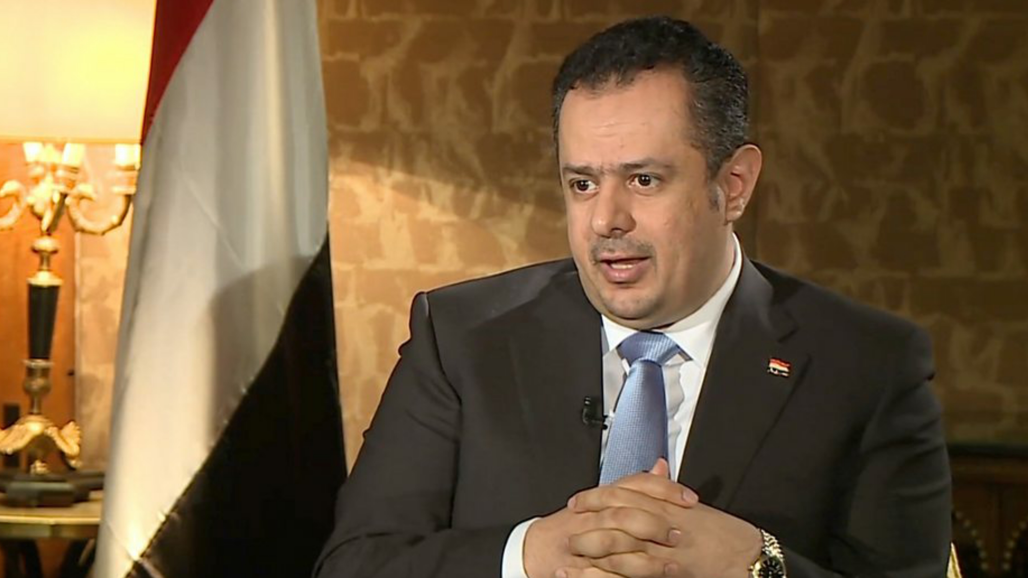 دعوى قضائية مستعجلة وطلب حضور ضد رئيس الحكومة اليمني بعدن