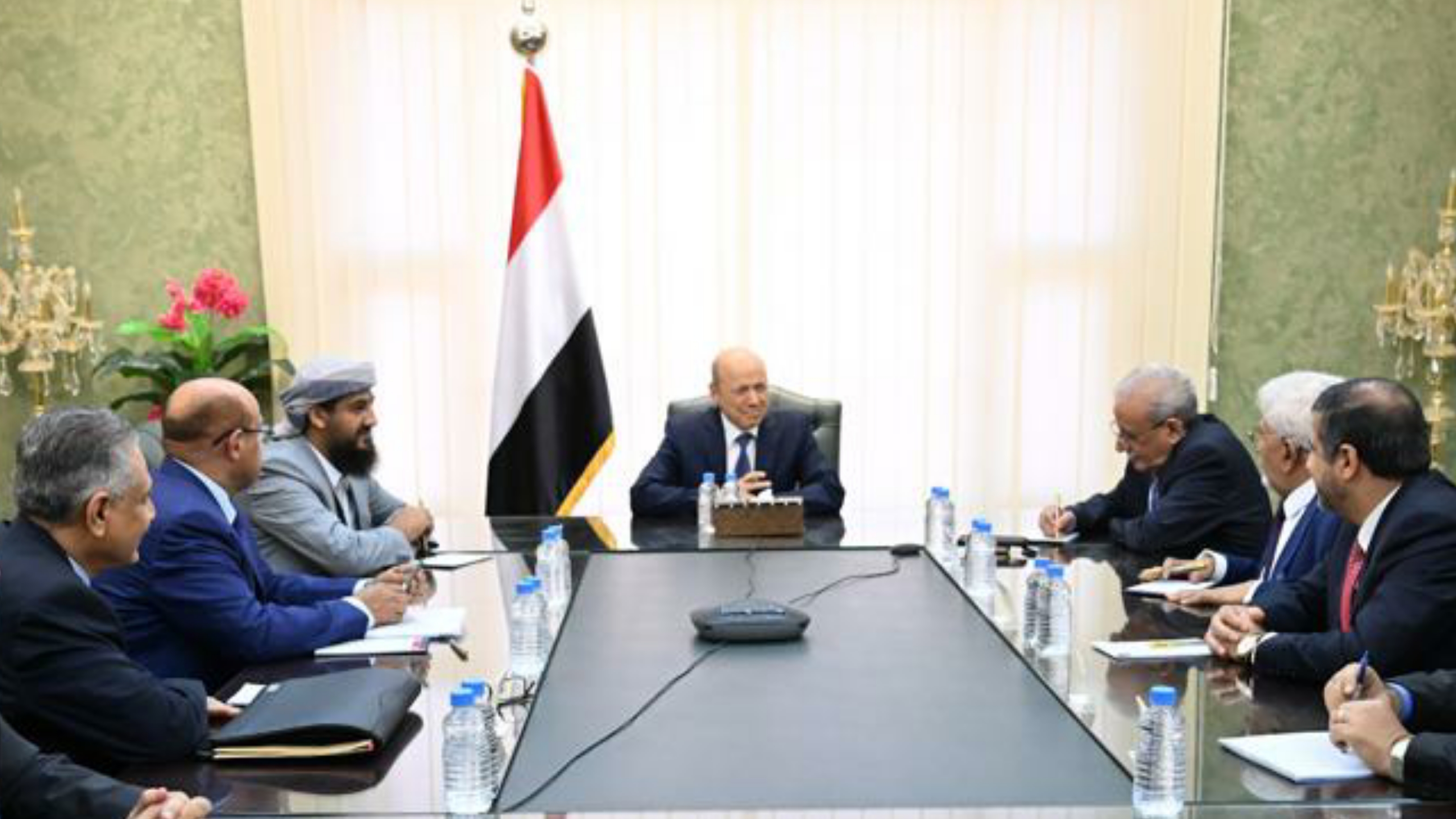العليمي يجتمع بقيادة البنك المركزي لمناقشة جهود استقرار أسعار الصرف