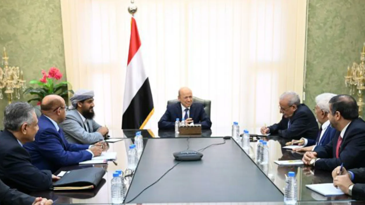 العليمي يجتمع بقيادة البنك المركزي لمناقشة جهود استقرار أسعار الصرف
