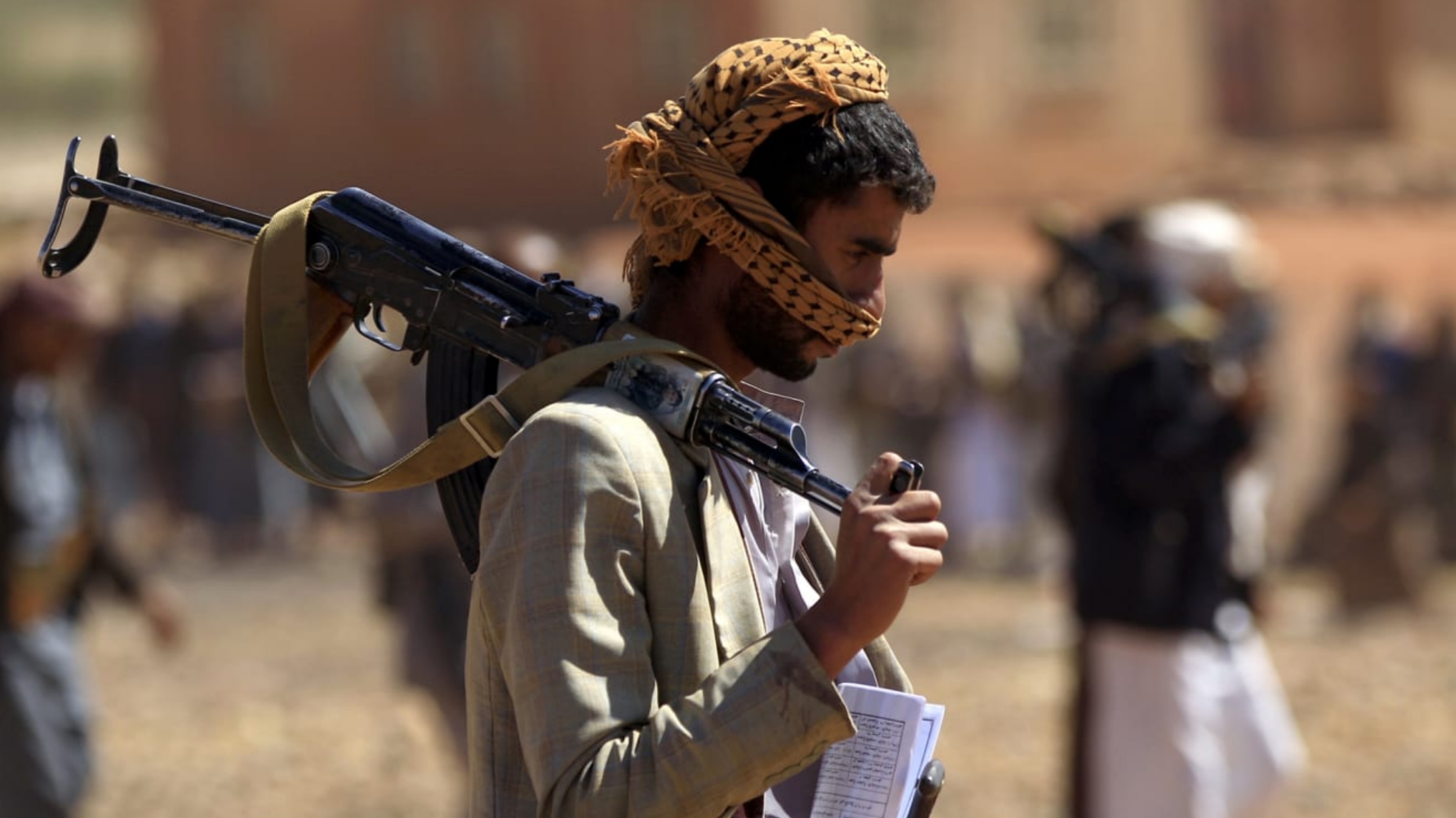 الحوثيون يستبدلون الموظفين في صنعاء بأبناء السلالة