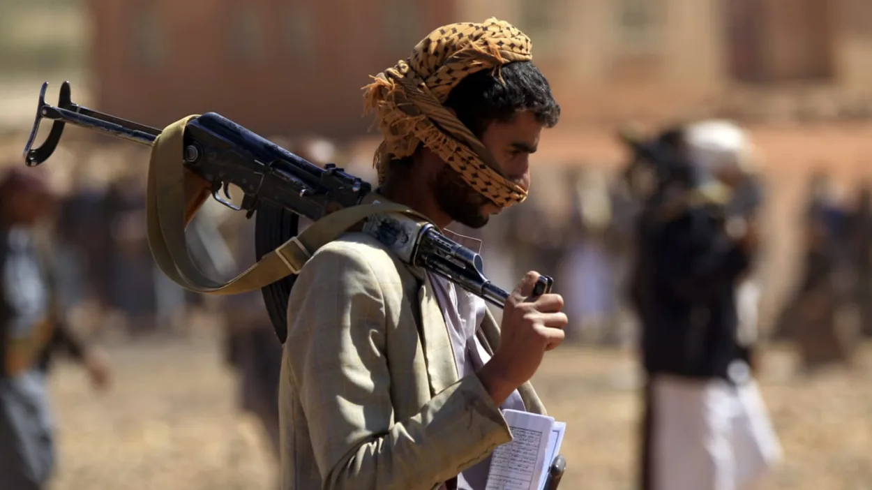 الحوثيون يستبدلون الموظفين في صنعاء بأبناء السلالة