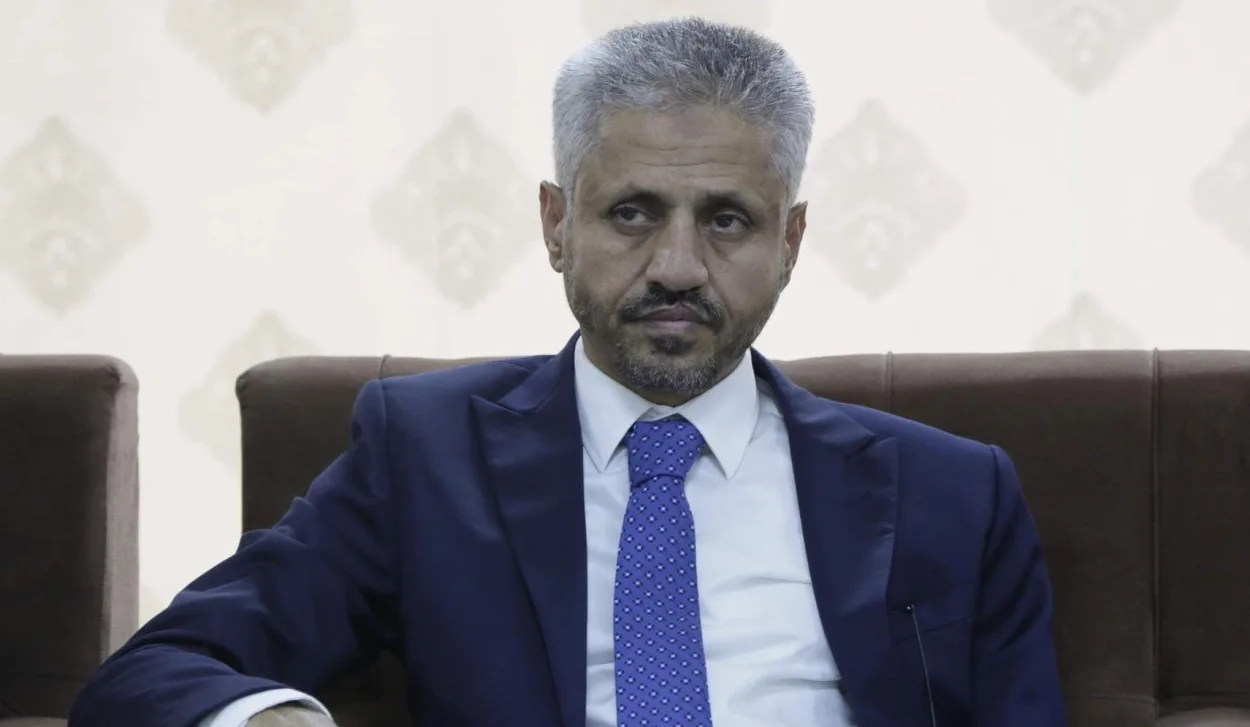 الشيخ حمود سعيد المخلافي يعزي الرئيس الأسبق علي ناصر محمد في وفاة شقيقه