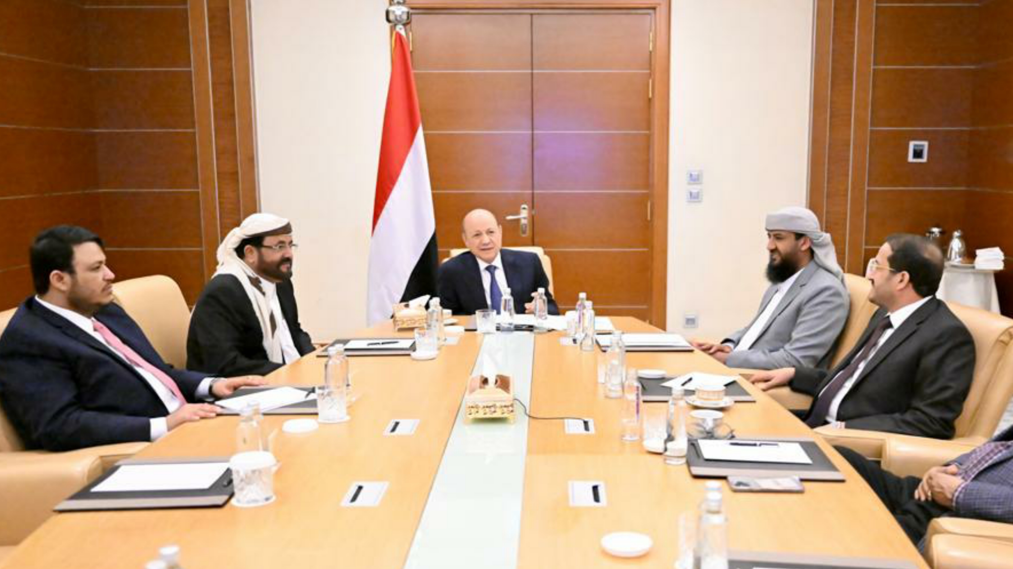 اجتماع مغلق للمجلس الرئاسي يؤكد الالتزام بدفع رواتب الموظفين