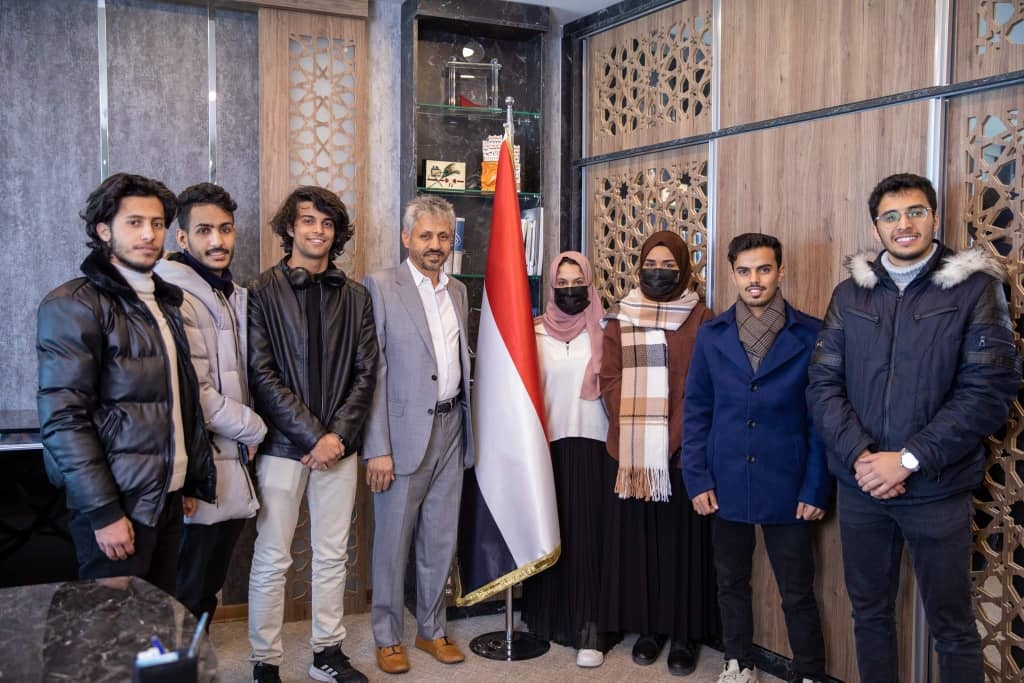 الشيخ حمود المخلافي يلتقي أوائل الجمهورية الدارسين في الجامعات التركية ويتعهد بدعمهم