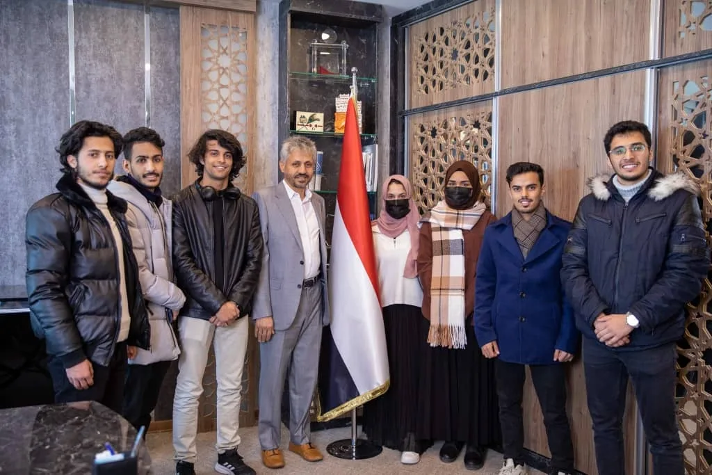 الشيخ حمود المخلافي يلتقي أوائل الجمهورية الدارسين في الجامعات التركية ويتعهد بدعمهم