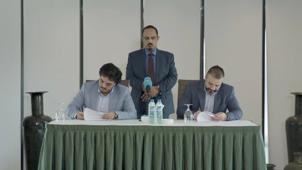 الحكومة توقع 3 عقود مع شركات إماراتية لتنفيذ مشاريع نفطية وكهربائية في حضرموت