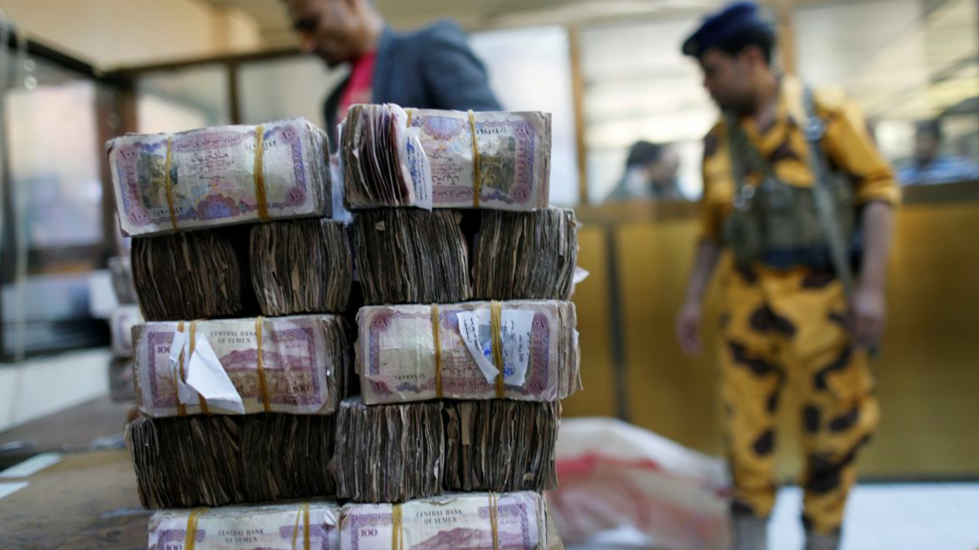 أموال الظل في اليمن... قنوات لاستقطاب الباحثين عن الحماية والربح السريع