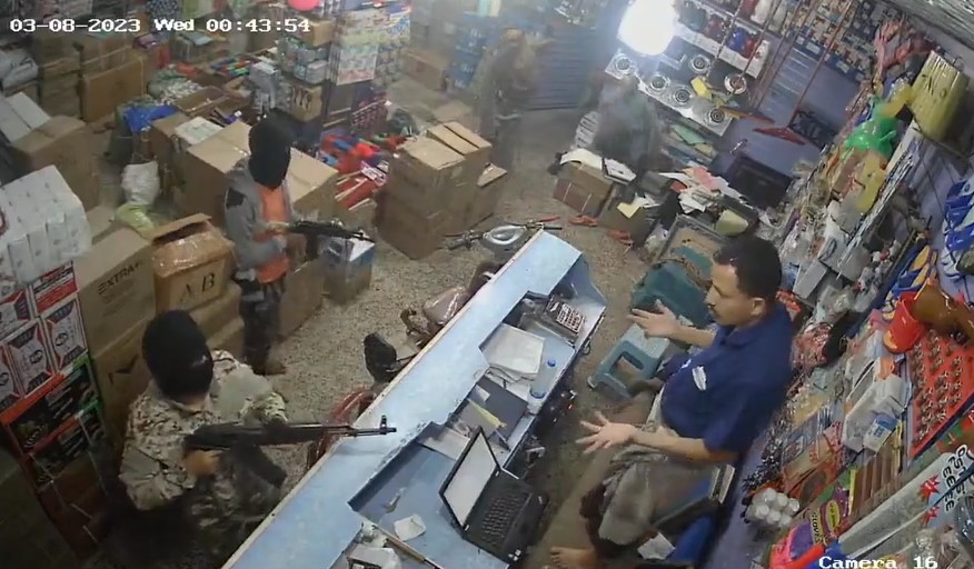 التاجر احمد العديني.. ضحية مطالبته بأمواله المنهوبة من قبل قيادي في الانتقالي بـ عدن