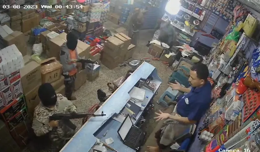 التاجر احمد العديني.. ضحية مطالبته بأمواله المنهوبة من قبل قيادي في الانتقالي بـ عدن