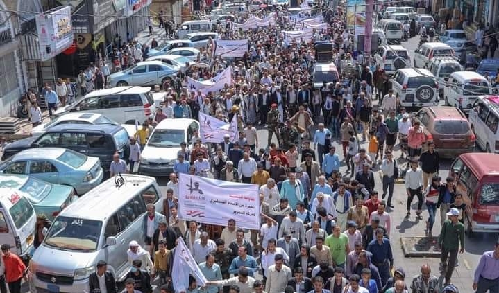مسيرة حاشدة في تعز إحياء للذكرى الثامنة لانطلاق المقاومة الشعبية