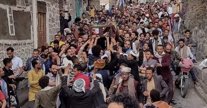 وسط هتافات مناهضة للحوثيين.. الآلاف يشيعون جثمان الناشط الملقب بـ "المكحل" في إب