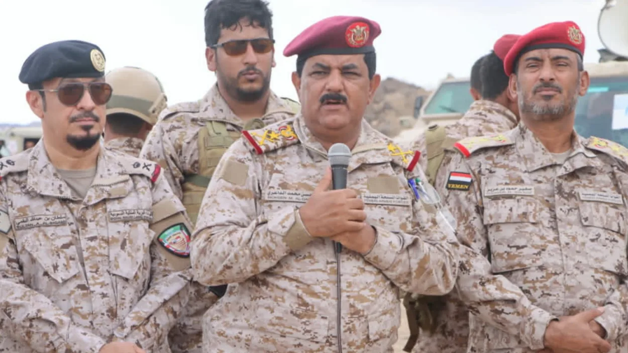 هجوم حوثي يستهدف موكب وزير الدفاع في طريق زيارته إلى تعز