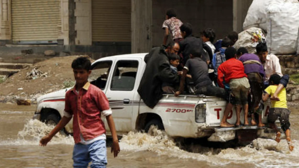 مأرب.. مخيمات النزوح تستغيث جراء تضرر آلاف النازحين بسيول الأمطار