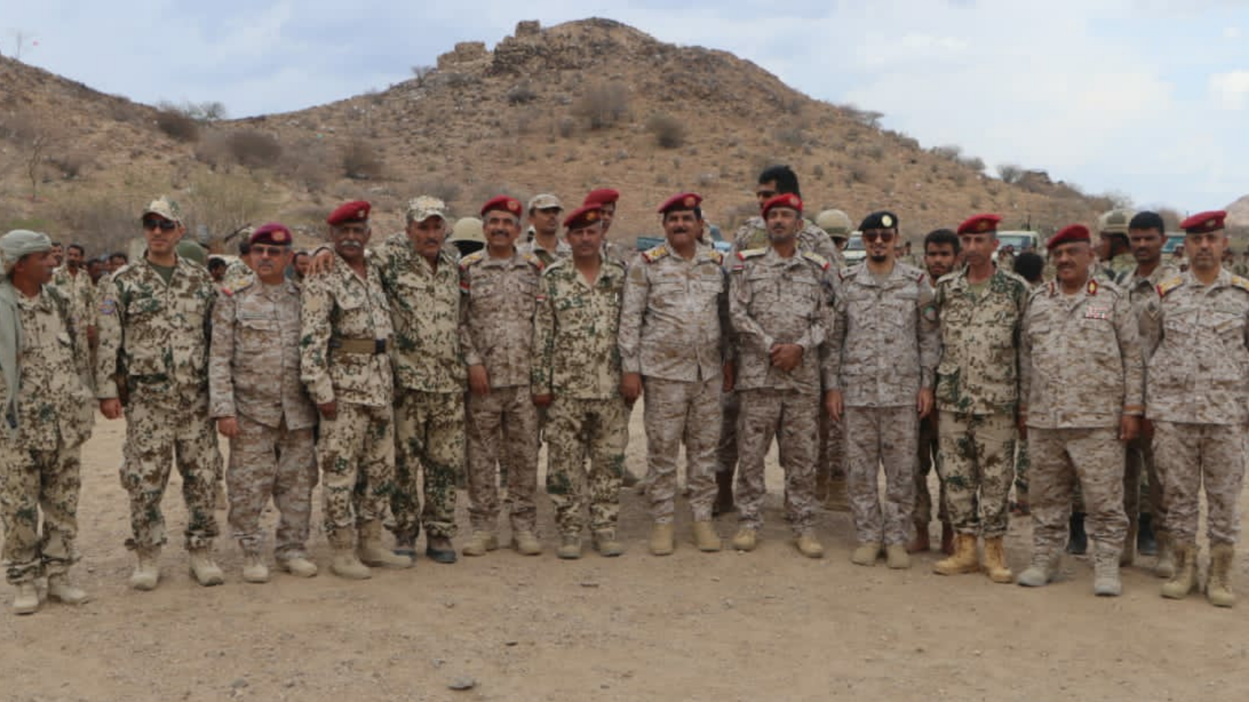 وزير الدفاع ورئيس أركان الجيش يزورا جبهات المخا وتعز لأول مرة