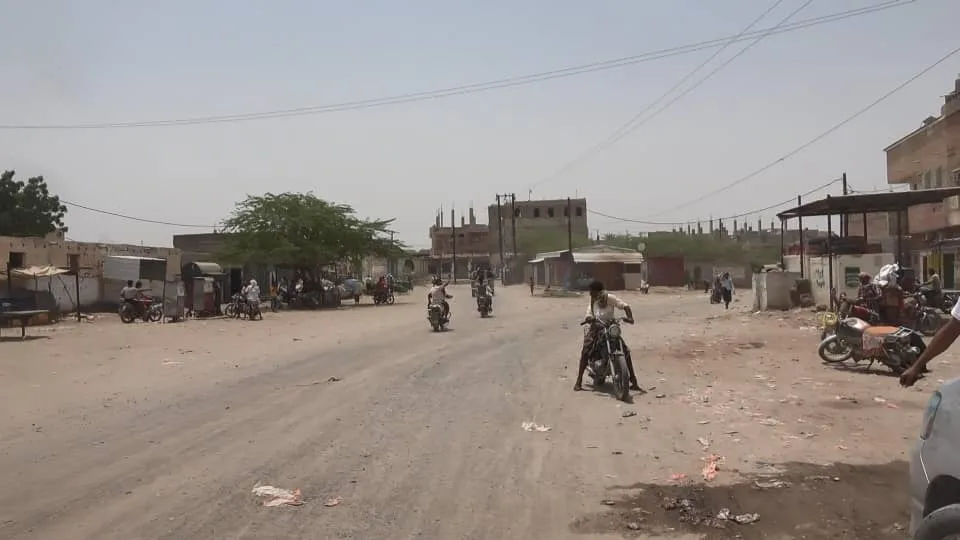 مقتل طفل وإصابة والديه ومدنيين آخرين بقصف حوثي جنوبي الحديدة