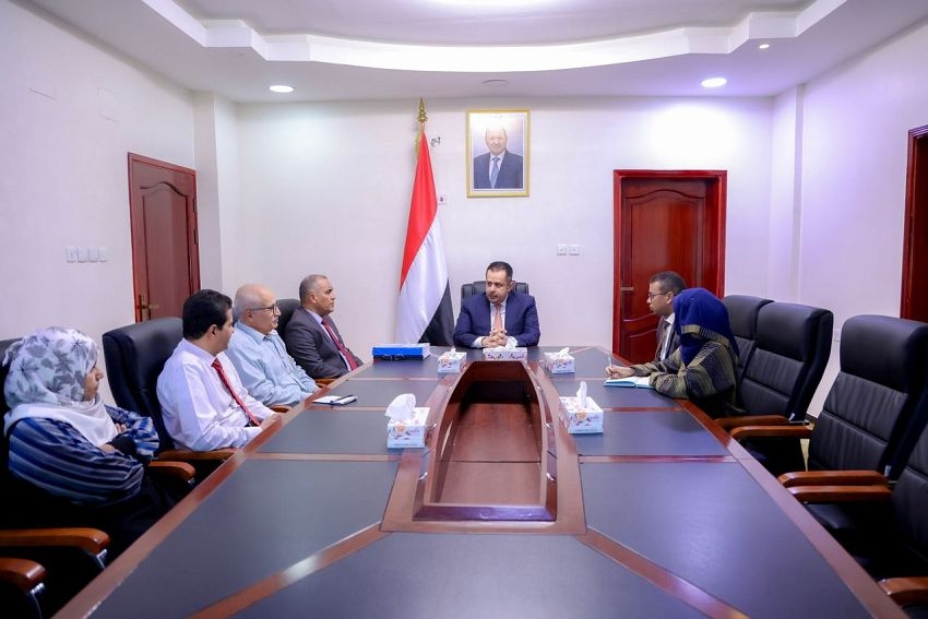 رئيس الوزراء يتسلّم التقرير النهائي للجنة المكلفة بمراجعة قوائم المبتعثين في الخارج