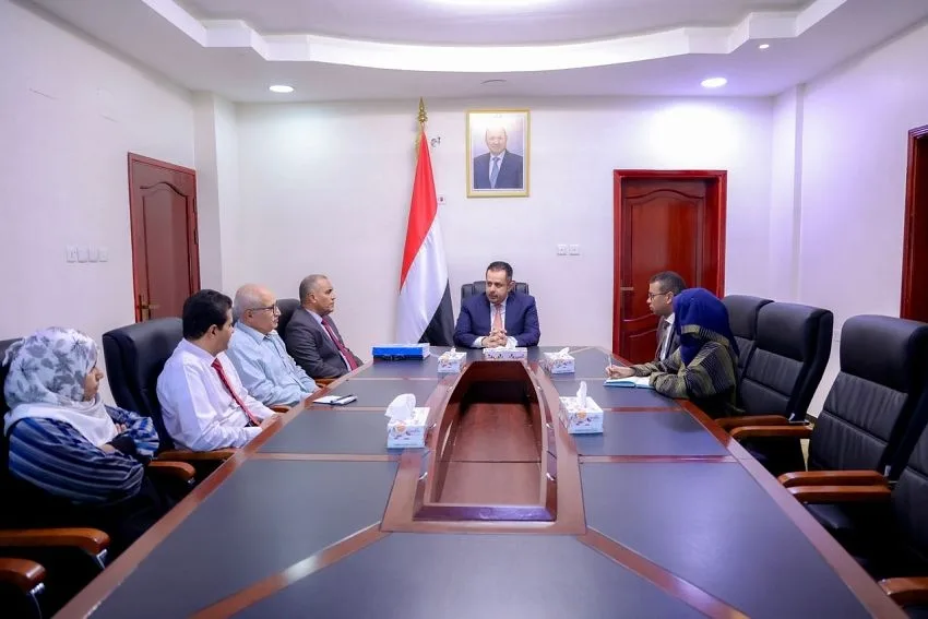 رئيس الوزراء يتسلّم التقرير النهائي للجنة المكلفة بمراجعة قوائم المبتعثين في الخارج