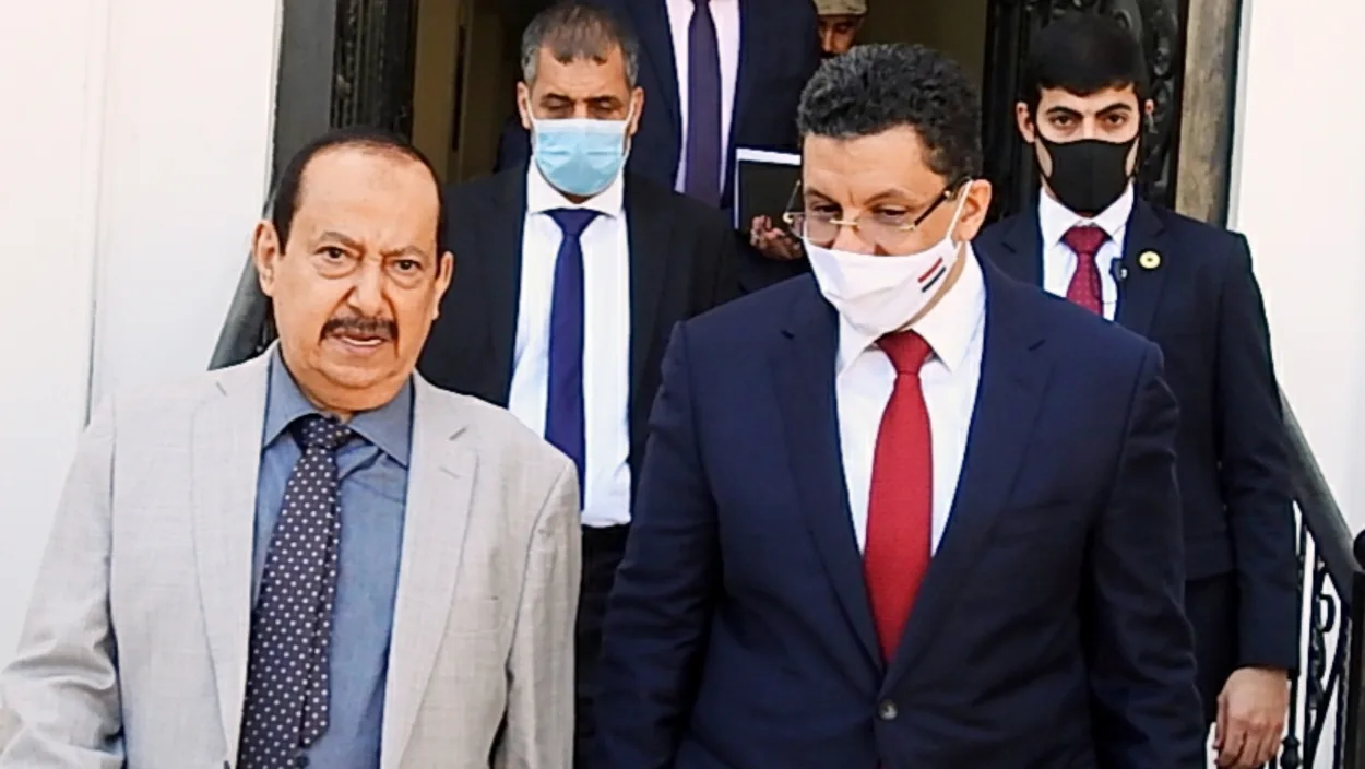 الحكومة تعلن استمرارها في تقليص كوادر البعثات الدبلوماسية