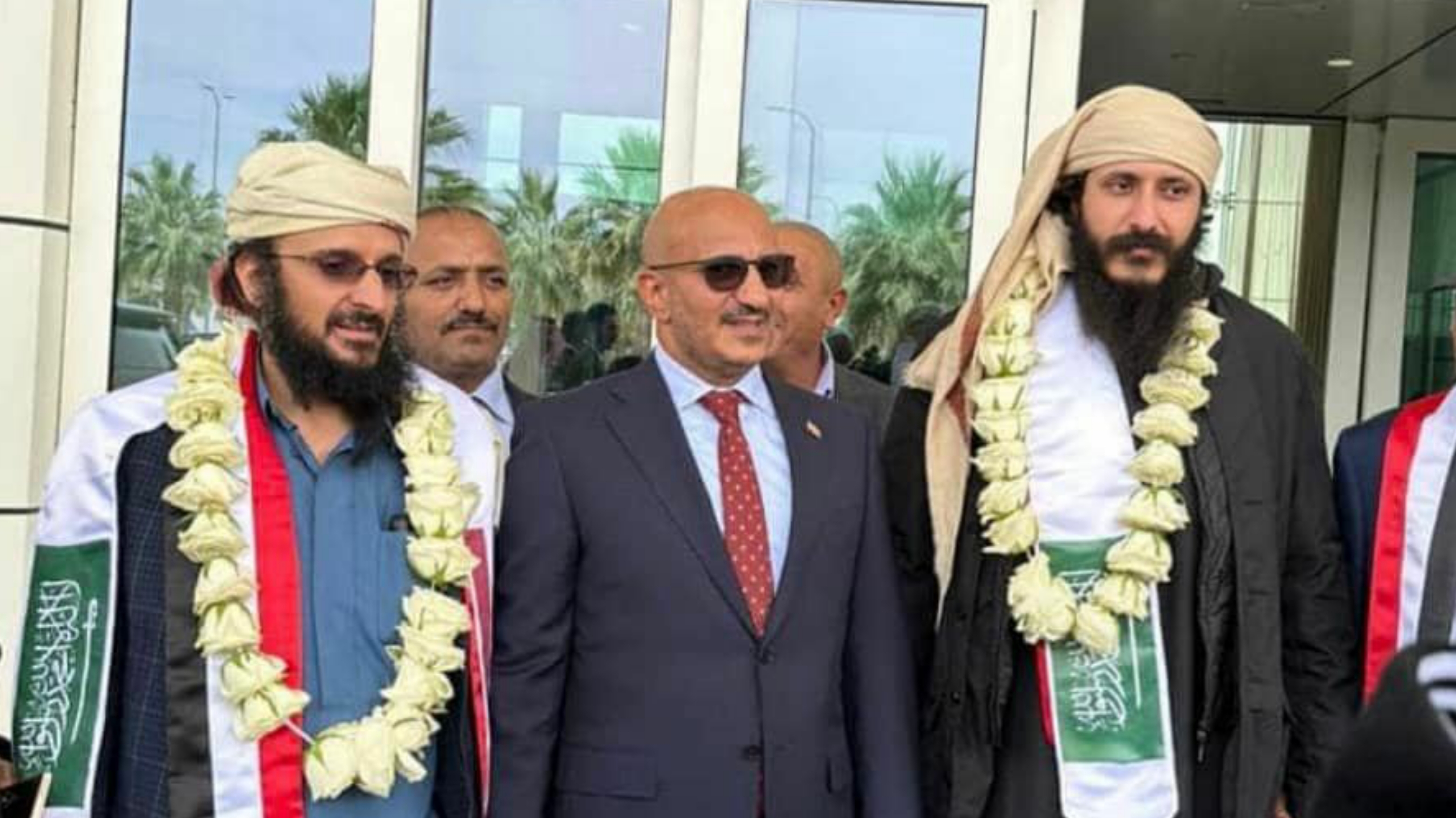 الإفراج عن نجل وشقيق طارق صالح مقابل 100 أسيرًا حوثيًا