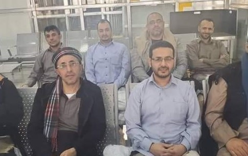 رئيس الحكومة يوجه بتقديم الرعاية والدعم الكامل للصحفيين الأربعة المفرج عنهم