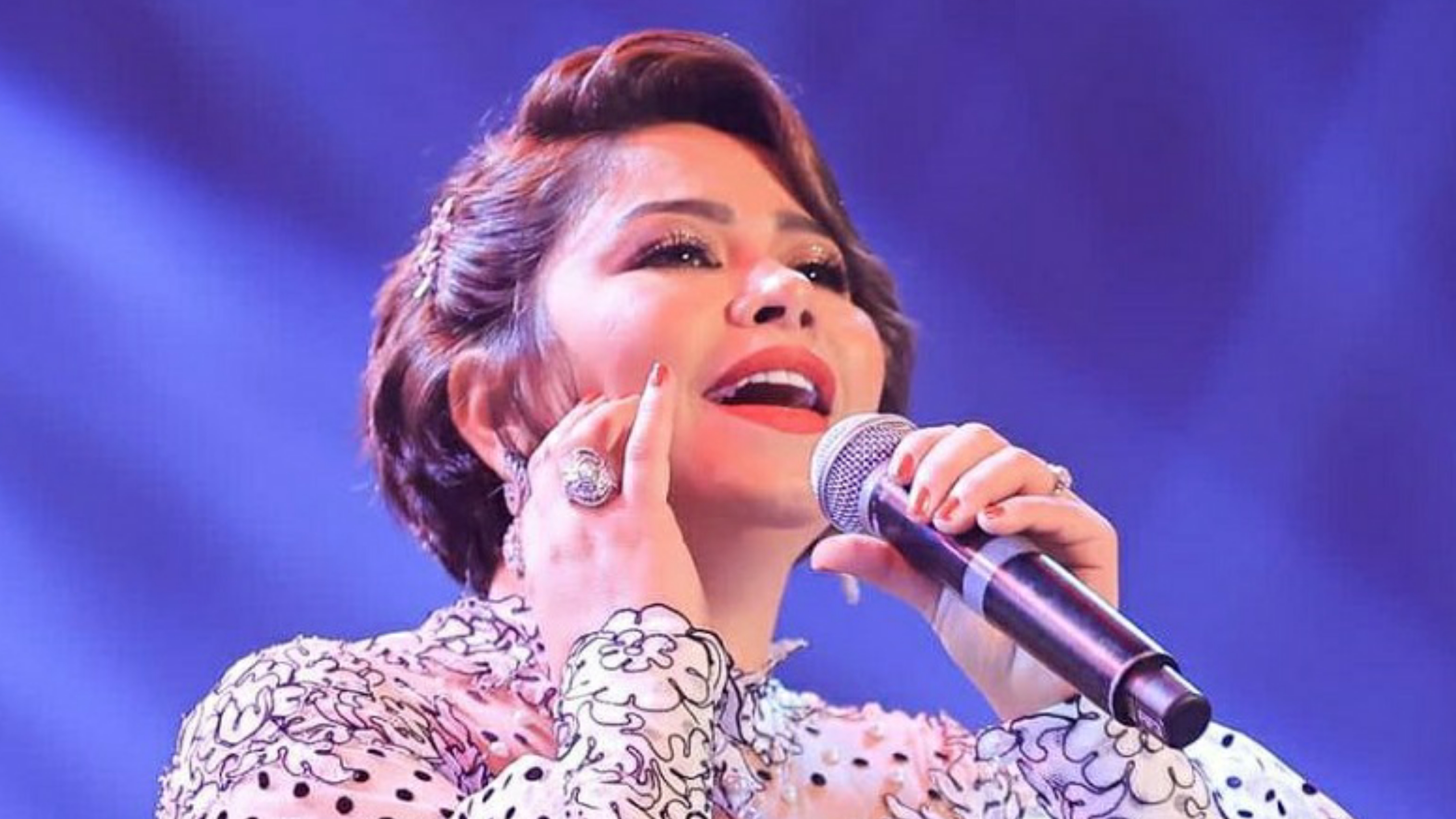 الفنانة شيرين عبد الوهاب تسقط بقوة من على مسرح في دبي (فيديو)