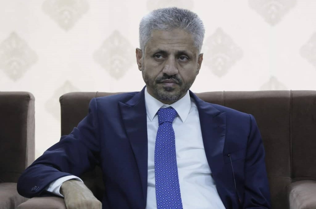 الشيخ حمود المخلافي يقدّم مساعدات مالية لجرحى مدينة تعز المشلولين والمكفوفين