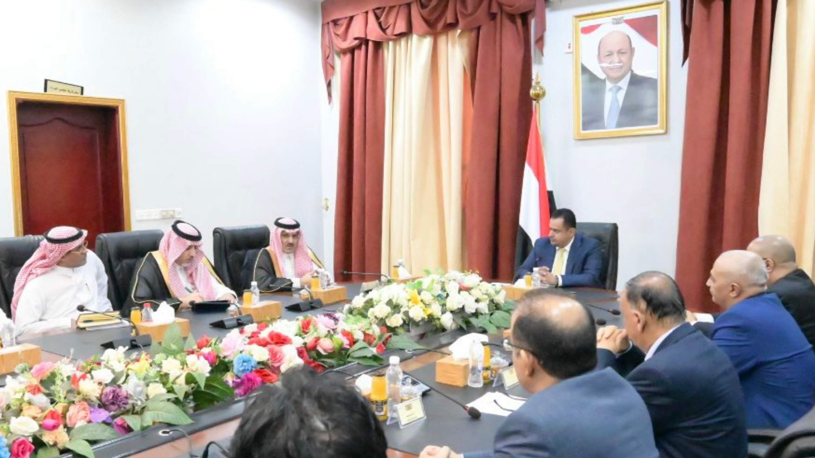 خلال لقائه السفير السعودي.. رئيس الحكومة يطالب بتعجيل دعم البنك المركزي