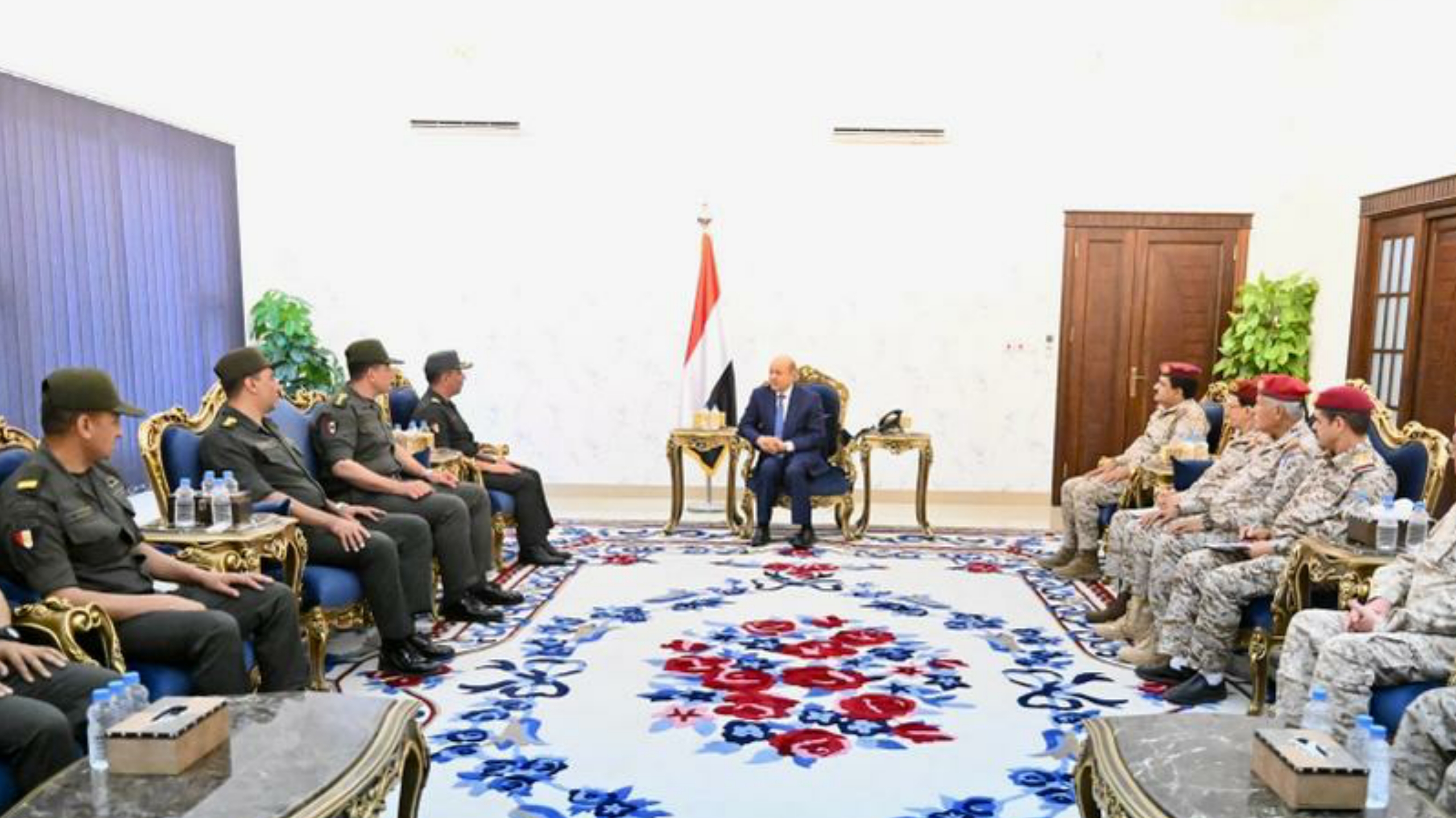 العليمي يستقبل وفدًا عسكريًا مصريًا رفيع المستوى في عدن