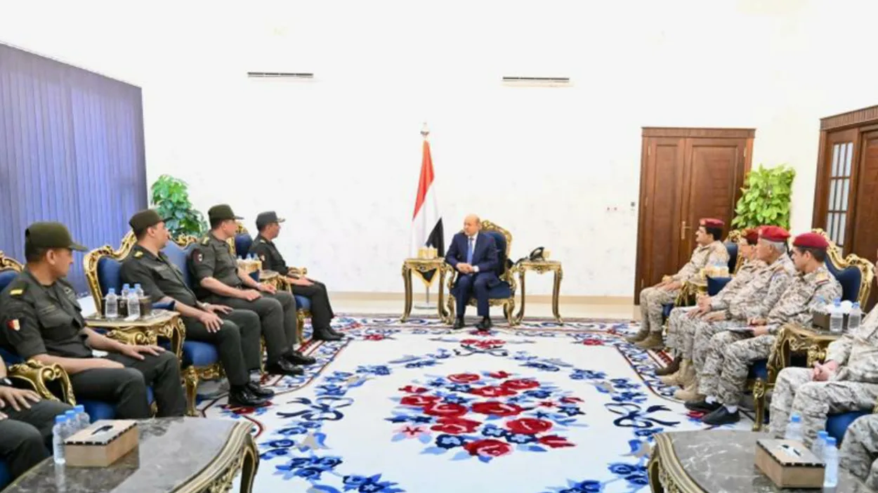 العليمي يستقبل وفدًا عسكريًا مصريًا رفيع المستوى في عدن