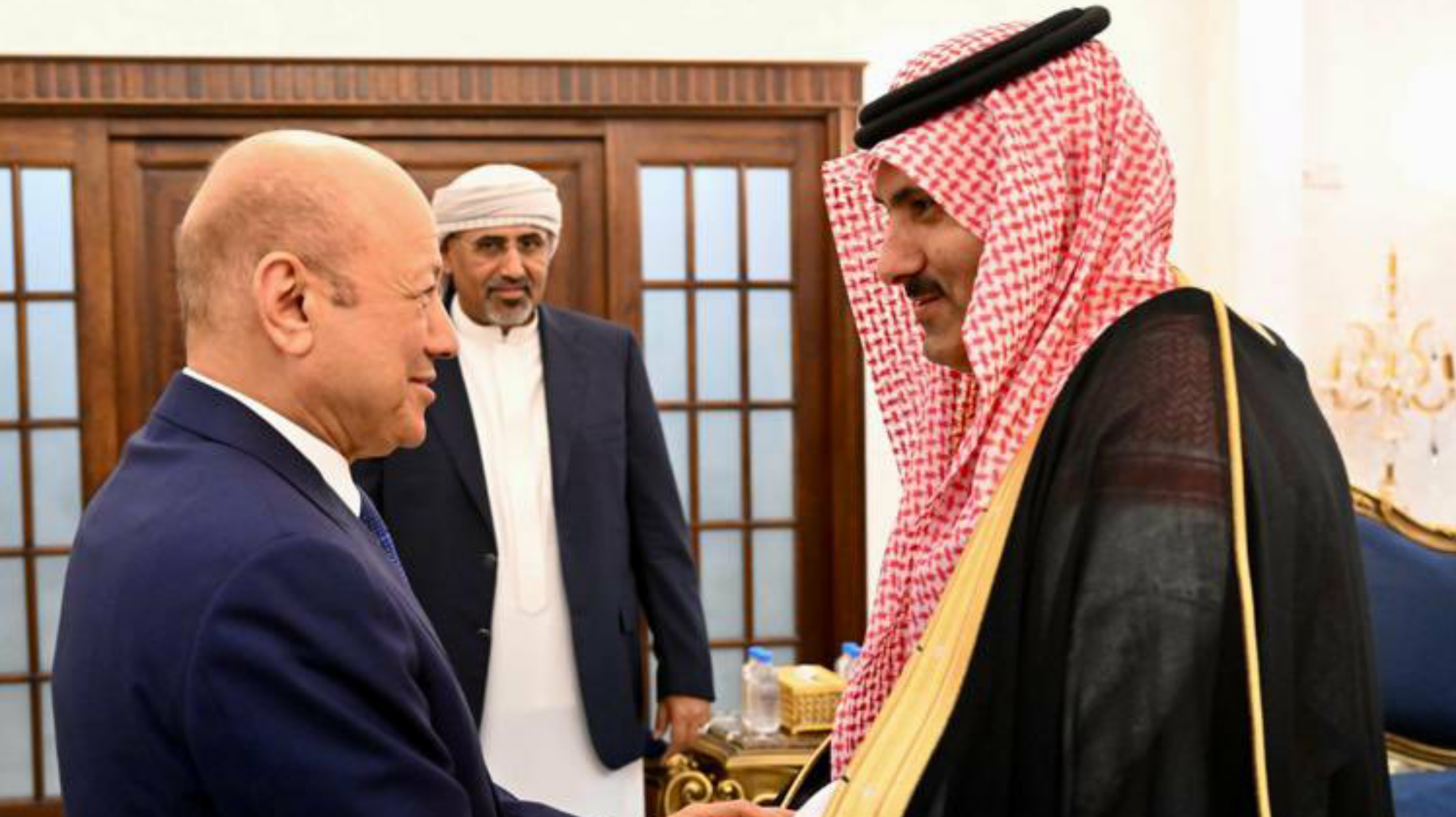 العليمي يقول إن المجلس على علم بمباحثات صنعاء قبل أن تبدأ