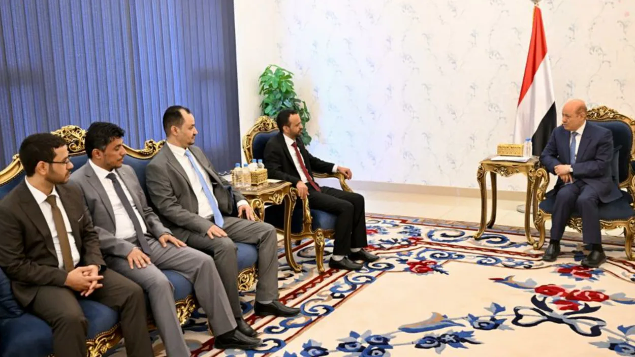 العيلمي يلتقي الصحفيين المفرج عنهم ويوجه الحكومة بتقديم الرعاية الصحية لهم