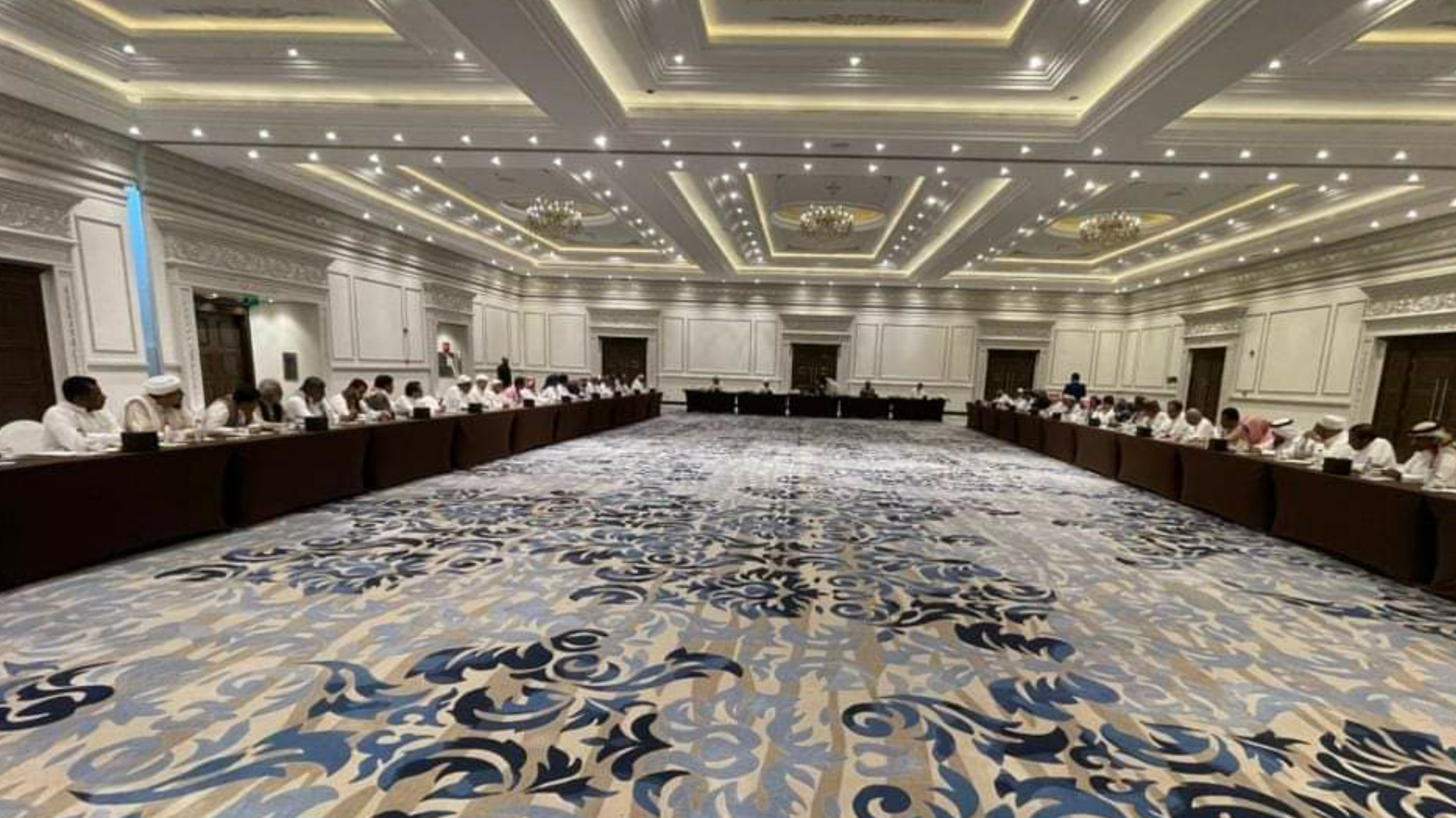المكونات الحضرمية تبدأ اجتماعها بالرياض وسط تصعيد الانتقالي في المحافظة النفطية