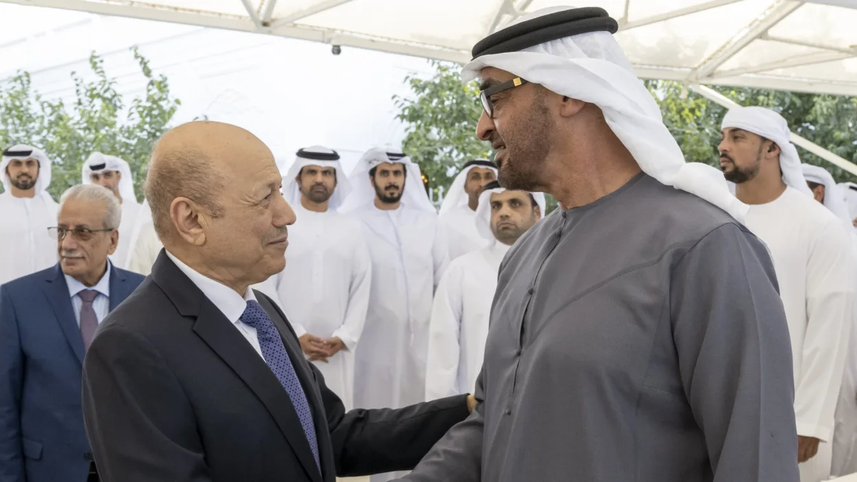 تراجع كبير للريال والسعودية والإمارات تتجاهل طلب العليمي بتقديم الدعم العاجل