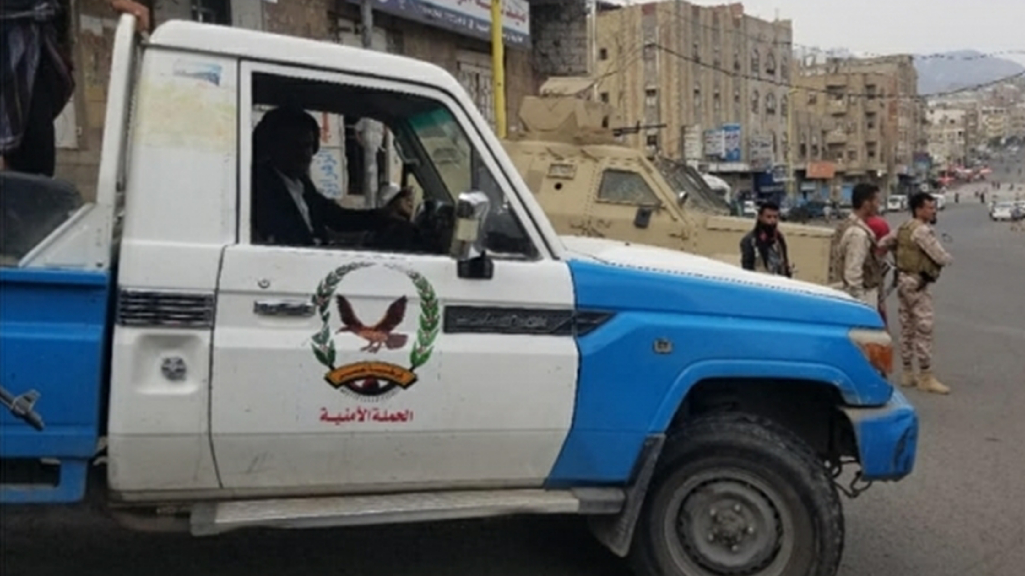 شرطة تعز تضبط مطلوب أمني متهم بالسطو على الأملاك الخاصة
