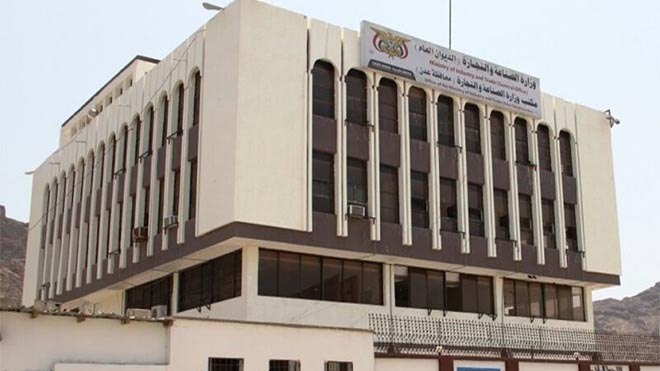 وزارة الصناعة تحذر التجار المتلاعبين بأسعار السلع في المحافظات المحررة