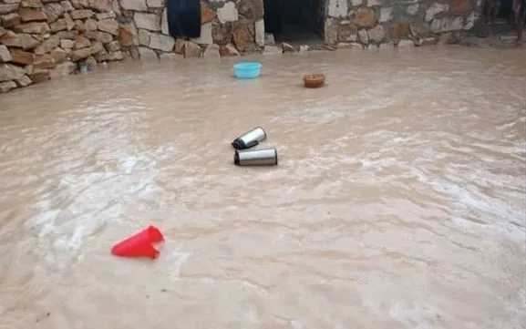 سقطرى.. أضرار كبيرة في الطرقات والممتلكات الخاصة جراء الأمطار ومناشدات بالتدخل