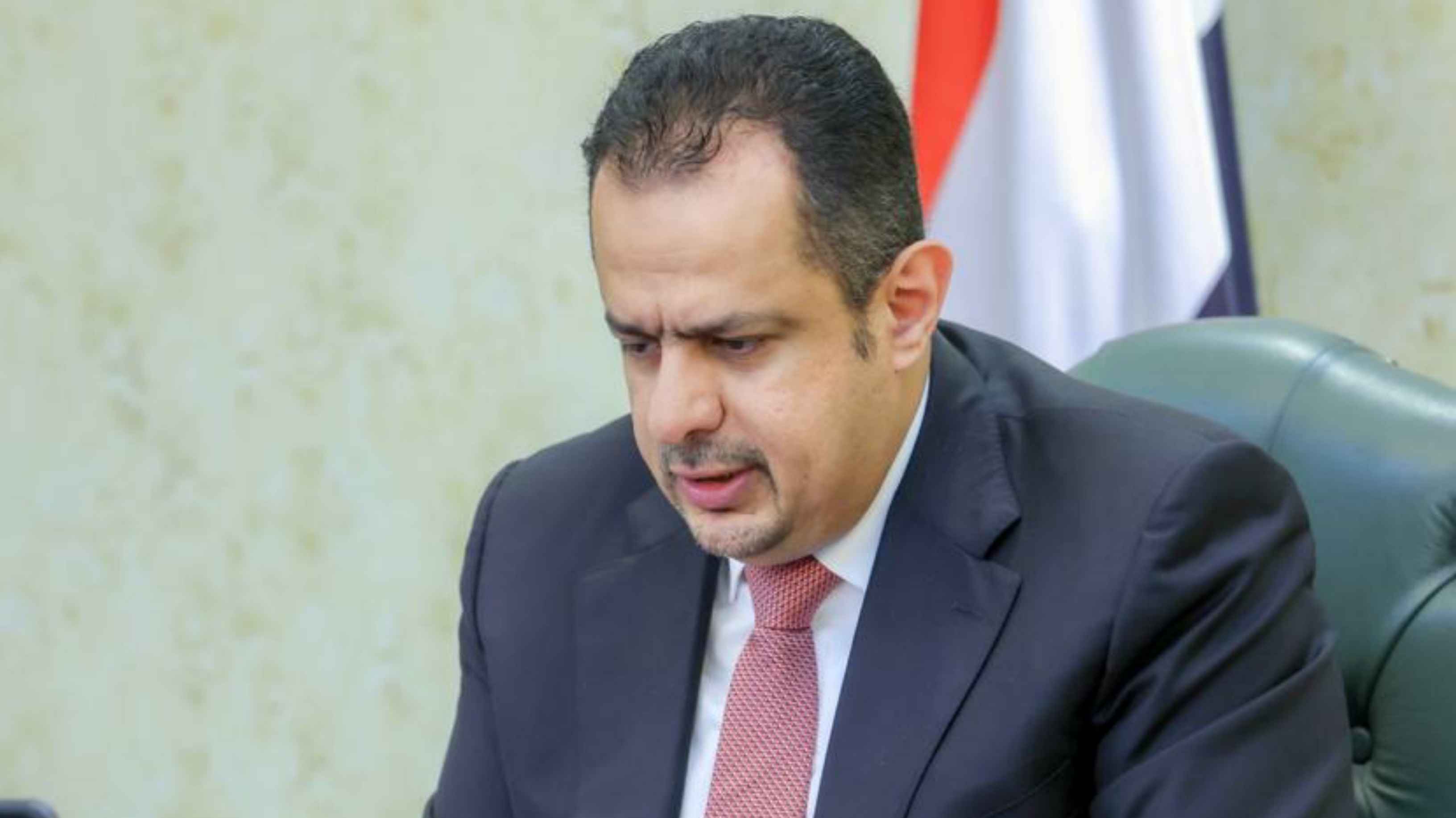 رئيس الحكومة يطالب بدعم دولي عاجل لانقاذ الريال وردع "الحرب الاقتصادية"