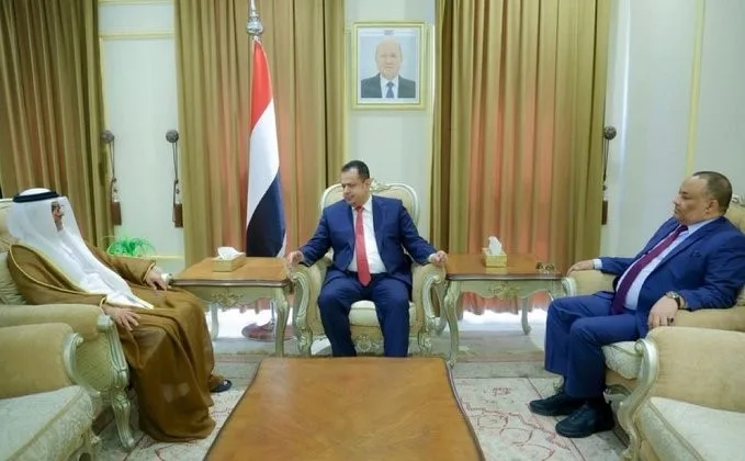 بالتزامن مع هجوم أدوات الإمارات ضده.. رئيس الوزراء يستقبل السفير الإماراتي