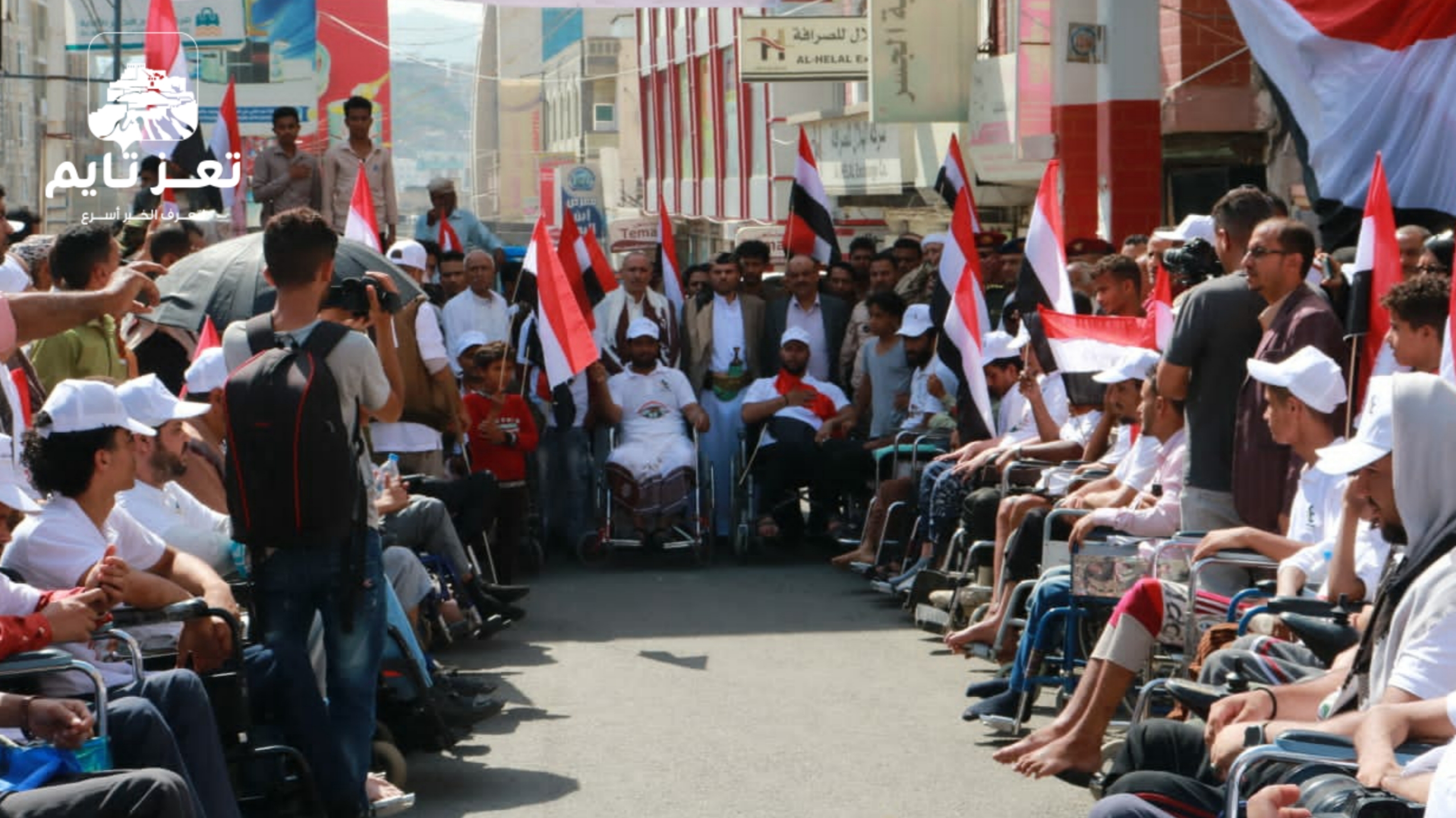 تعز.. 50 جريحا يتسلمون باصات نقل مقدمة من الشيخ حمود المخلافي