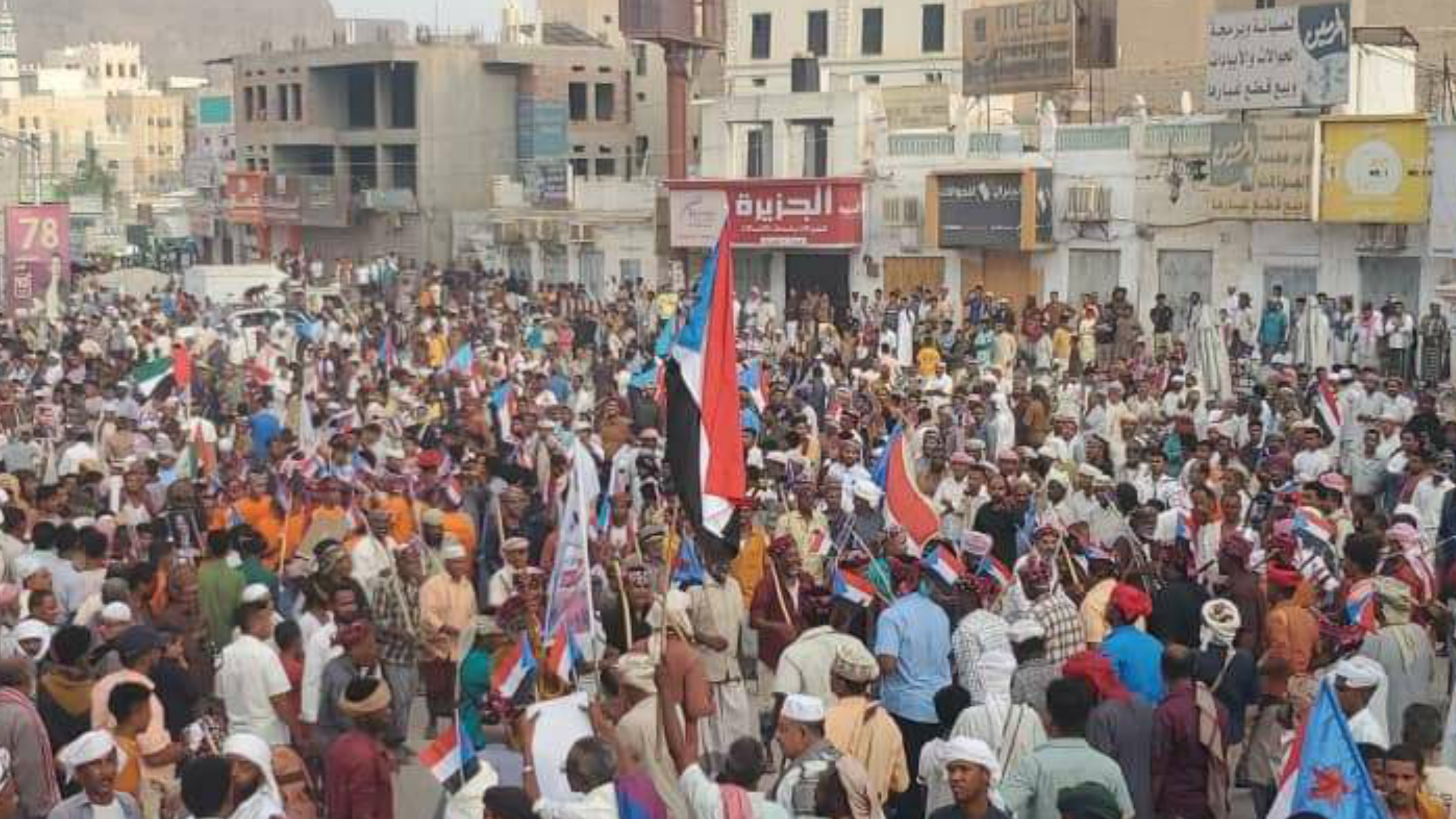 مظاهرات واشتباكات مسلحة.. هل يسعى الانتقالي لتفجير الوضع في حضرموت؟!