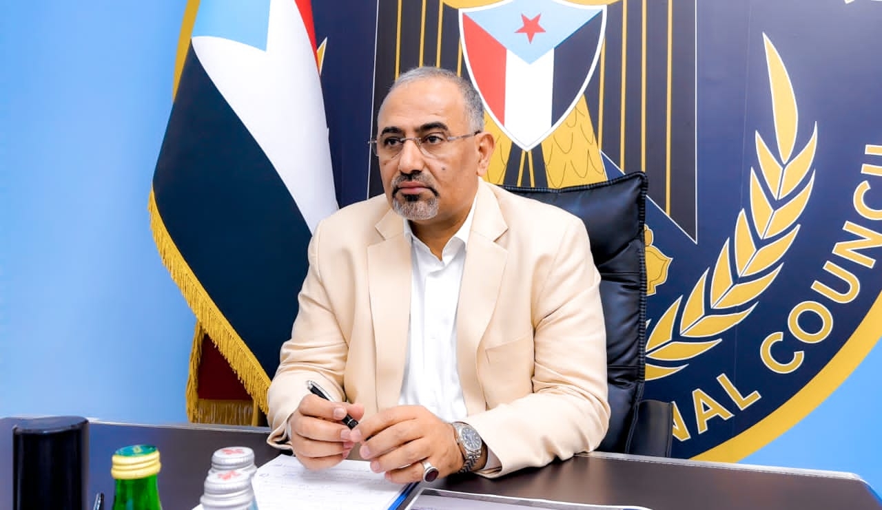 عيدروس الزبيدي يهدد من الإمارات بتفجير الوضع عسكريا في حضرموت