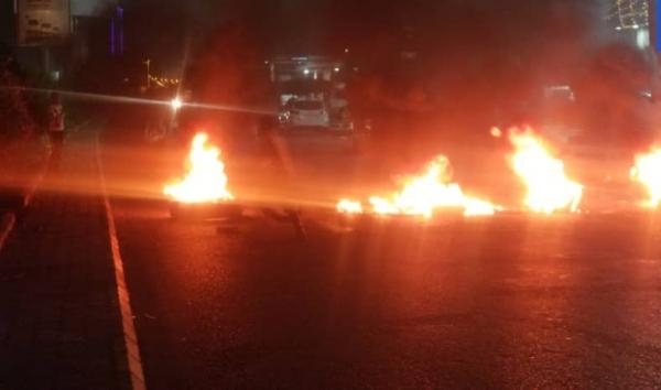 لليوم الثالث على التوالي.. احتجاجات غاضبة في عدن تنديدا بتردي الأوضاع وانهيار العملة