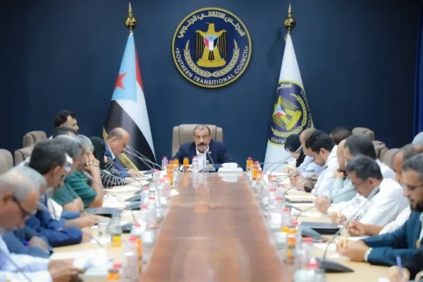 "الانتقالي" يستنكر ما وصفها بحالة الاغتراب لقيادات المجلس الرئاسي ويطالب بإقالة الحكومة