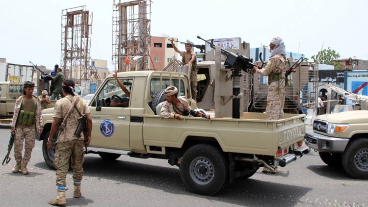 الحكومة تستنكر اقتحام مباني الوزارات وتدعو لتنفيذ الشق العسكري من اتفاق الرياض